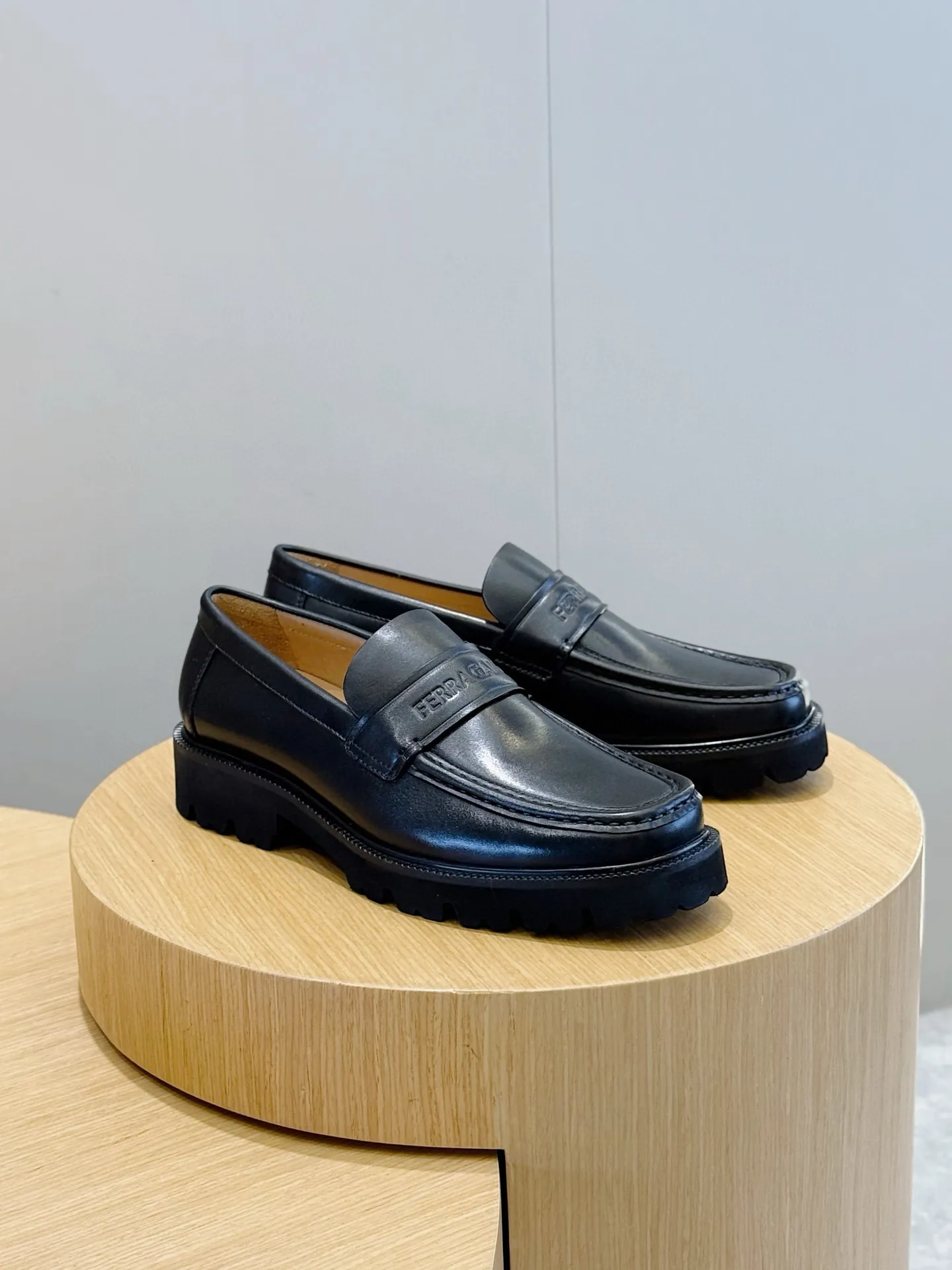 [Ferragamo] Top P: 760💰 Number of yards: 39~44 (38.45. Customized, non-returnable) Ferragamo men's leather derby shoes. The new derby shoes are light in texture and cool in style. They adopt exquisite eyelet uppers and novelly define urban trends. Made of brushed cowhide, it has a plump and rounded toe box and is decorated with delicate wingtip decorative details. Imported cowhide + cowhide lining.